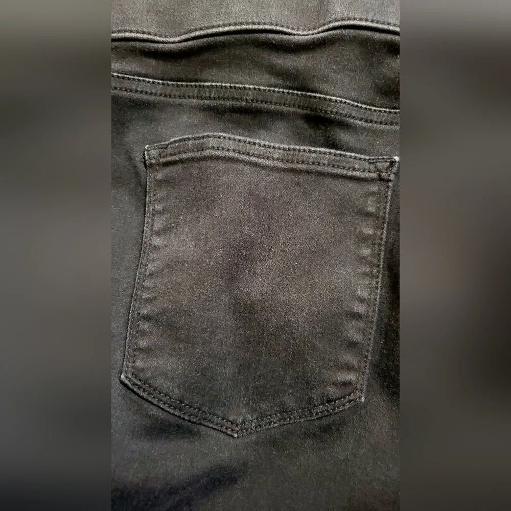 Women's Black Capris - Picture 4 of 9